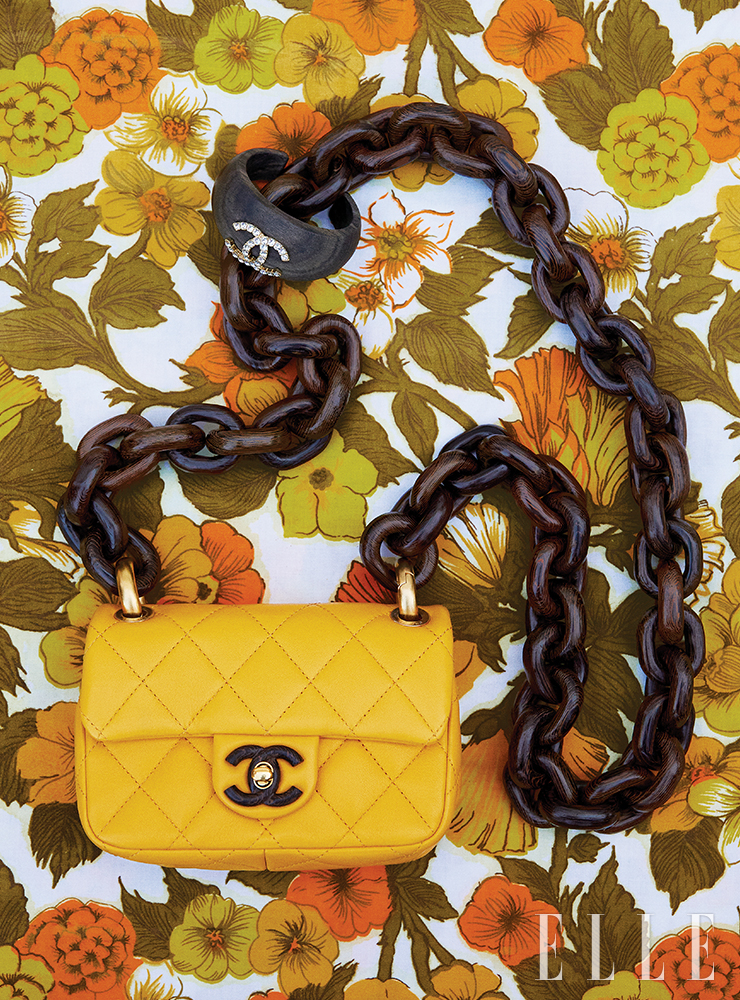 우드 체인 스트랩의 옐로 미니 플립 백과 로고 장식의 우드 커프는 모두 Chanel.