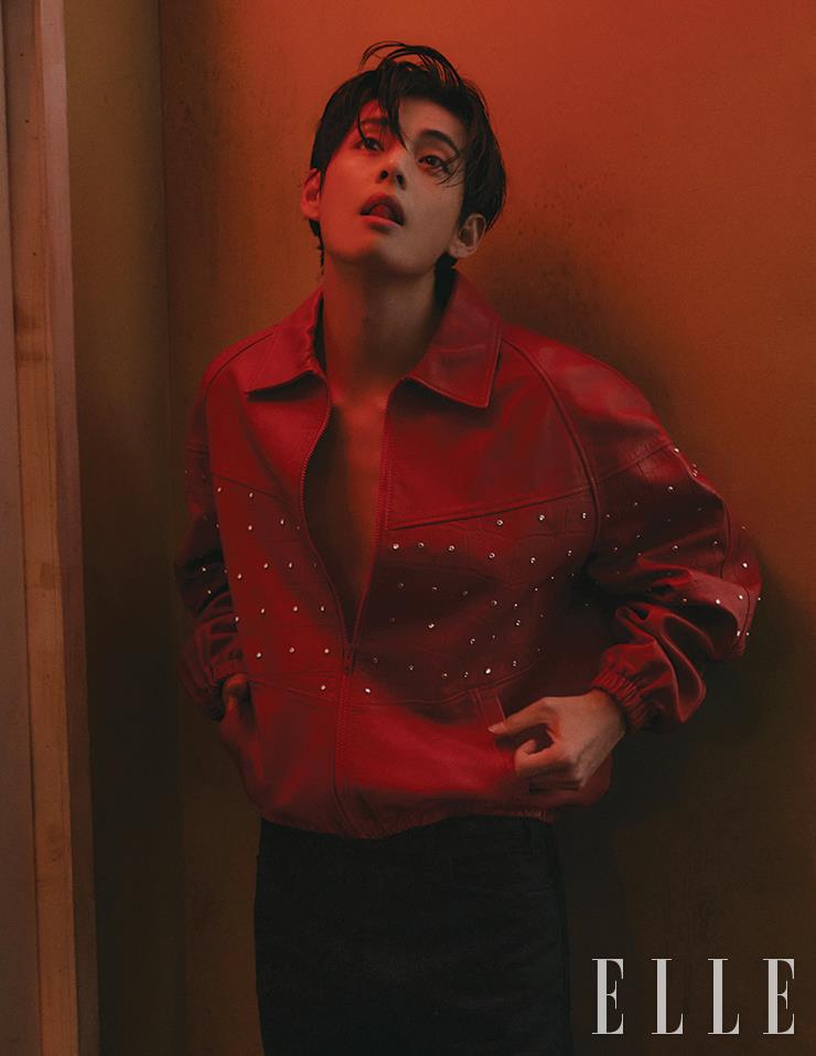 스터드 장식의 레더 블루종과 블랙 팬츠는 모두 Celine Homme.