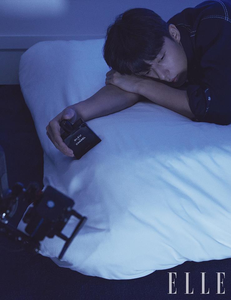 촬영 내내 박서준과 함께한 향수는 블루 드 샤넬 빠르펭이다. 사용 제품은 Chanel.