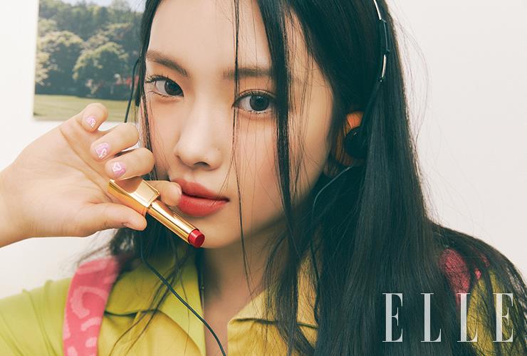시원시원한 이목구비의 혜인. 레 꺄트르 옹브르, 308 끌레르-옵스뀌로 음영을 드리운 눈가에 스틸로 이으 워터프루프, 52 뀌브르 도레로 점막을 따라 코퍼빛의 포인트를 부여한다. 양 볼에 N°1 DE CHANEL 레드 까멜리아 립 앤 치크 밤, 2 헬시 핑크를 터치하고, 루쥬 알뤼르 렉스트레, 854호를 입술에 발라 레드 톤을 가미한다. 사용 제품은 모두 Chanel. 핑크 크롭트 톱과 미니 체인 백, 암 커프스와 슬리퍼, 네크리스는 모두 Chanel. 레이어드한 그린 톱은 스타일리스트 소장품. 골드 메탈릭 팬츠는 lumarine.