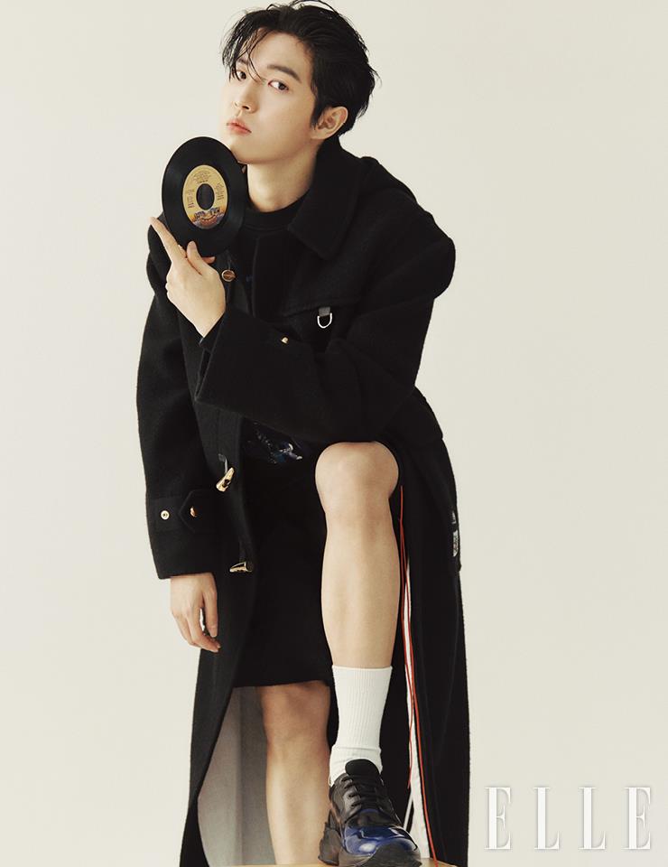  블랙 롱 더플코트는 Navy by Beyond Closet. 프린트 맨투맨 티셔츠는 Berluti. 레드 스트링 포인트의 반바지는 The Greatest. 신발은 Hogan.