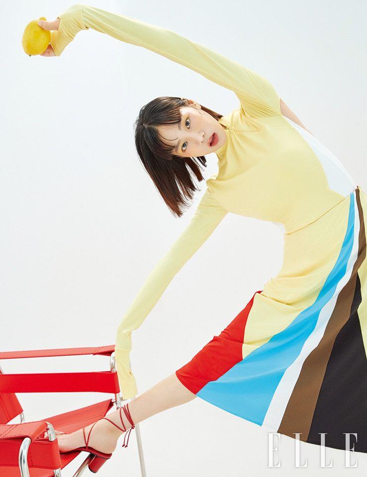  백리스 저지 톱과 컬러 배색이 돋보이는 스커트는 모두 Kijun. 레이스업 샌들은 Reike Nen.