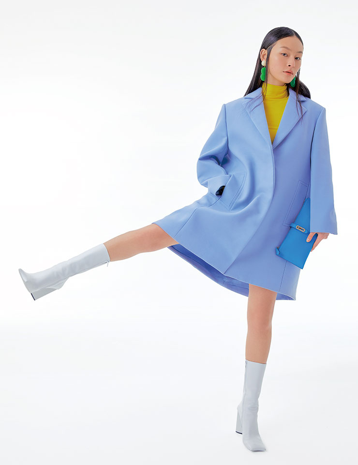 스카이블루 컬러의 오버사이즈 코트는 3백90만원, Nina Ricci by Hanstyle.com. 옐로 풀오버는 33만8천원, Isabel Marant. 클러치백은 21만5천원, Vunque. 스퀘어 토 부츠는 가격 미정, Balenciaga. 완두콩 모티프의 이어링은 6만9천원, Fruta by Paris Shop.
