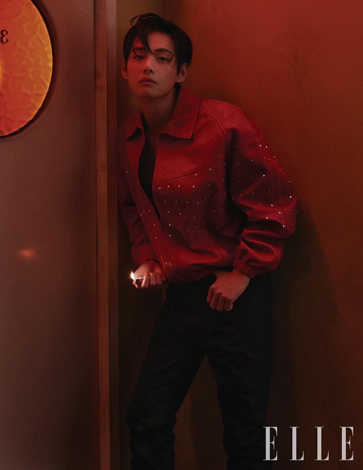스터드 장식의 레더 블루종과 블랙 데님 팬츠는 모두 Celine Homme.