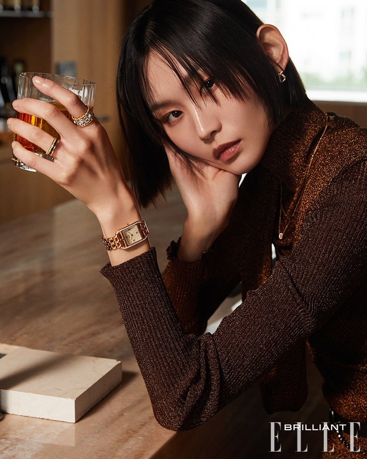 검지에 착용한 ‘오페라 풀 파베 이터넬레’ 링은 2천3백만원대 BUCCELLATI. 약지에 착용한 ‘콰트로 클래식 다이아몬드 스몰’ 링은 9백만원대 BOUCHERON. 다이아몬드 장식의 ‘케이프 코드’ 워치는 가격 미정 HERMÈS. 핑크 골드 소재의 ‘포스텐’ 이어링은 7백20만원대, 파베 세팅 다이아몬드와 더블 체인으로 이루어진 ‘샹스 인피니’ 네크리스는 8백10만원대 모두 FRED. 니트 톱과 볼레로는 모두 가격 미정 HERMÈS.