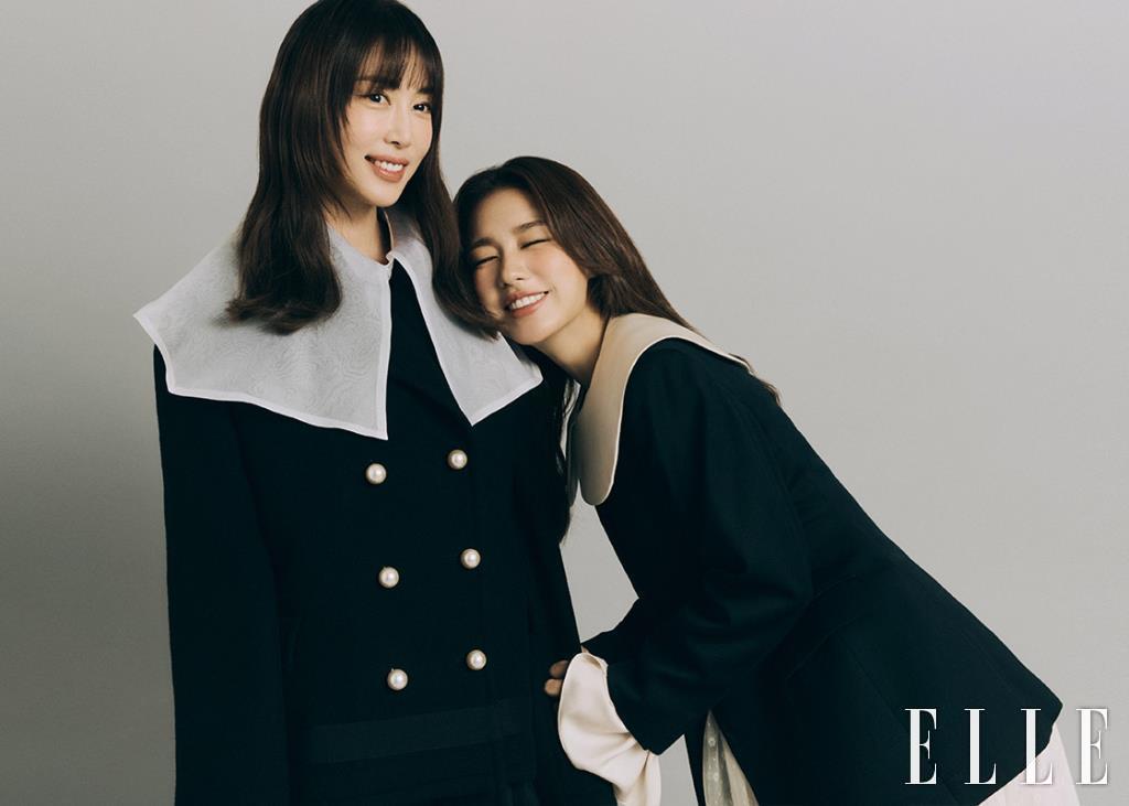 예원이 입은 코트와 드레스, 샤 스커트, 넥 칼라는 모두 Vente. 은진이 입은 재킷은 Daejoongso. 빅 칼라 원피스는 Romanchic.