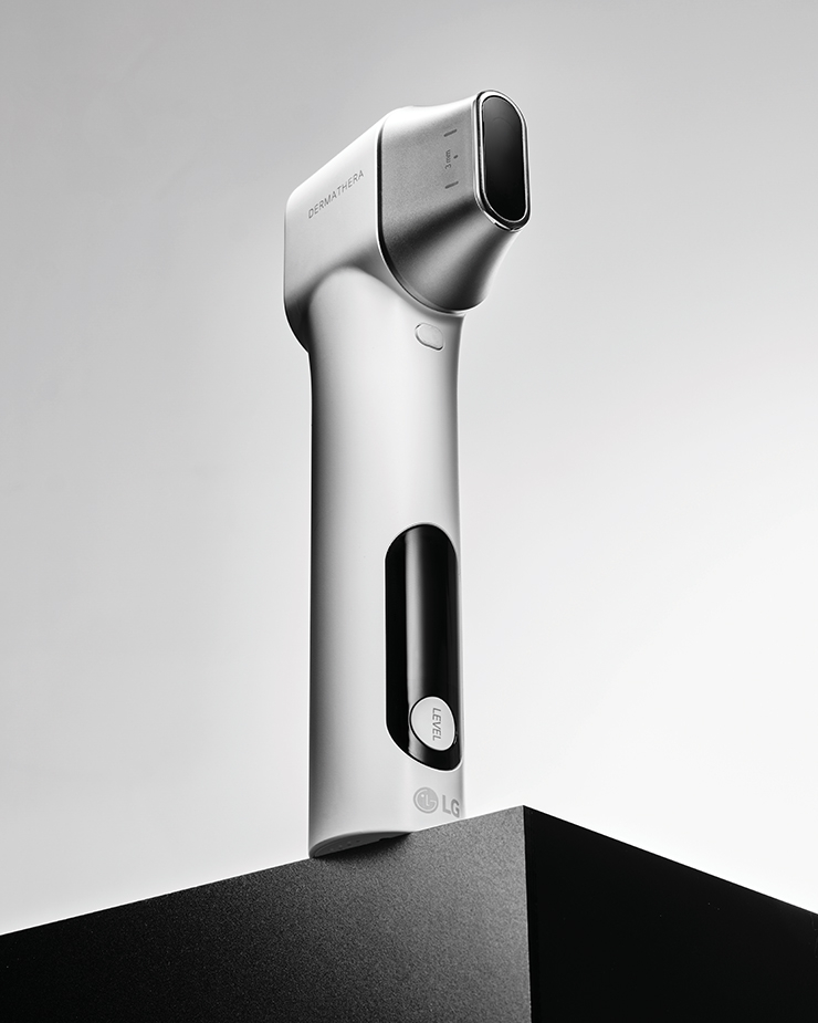 LG 프라엘 더마쎄라 정교한 초음파 기술을 기반으로 얼굴 라인을 케어하는 홈케어 디바이스.