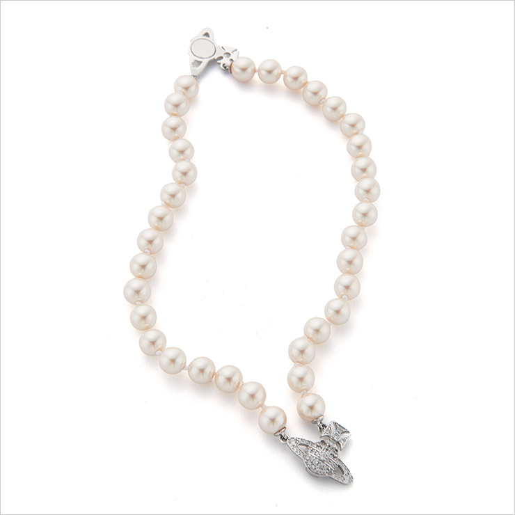 심볼 펜던트가 달린 펄 네크리스는 48만원, Vivienne Westwood.