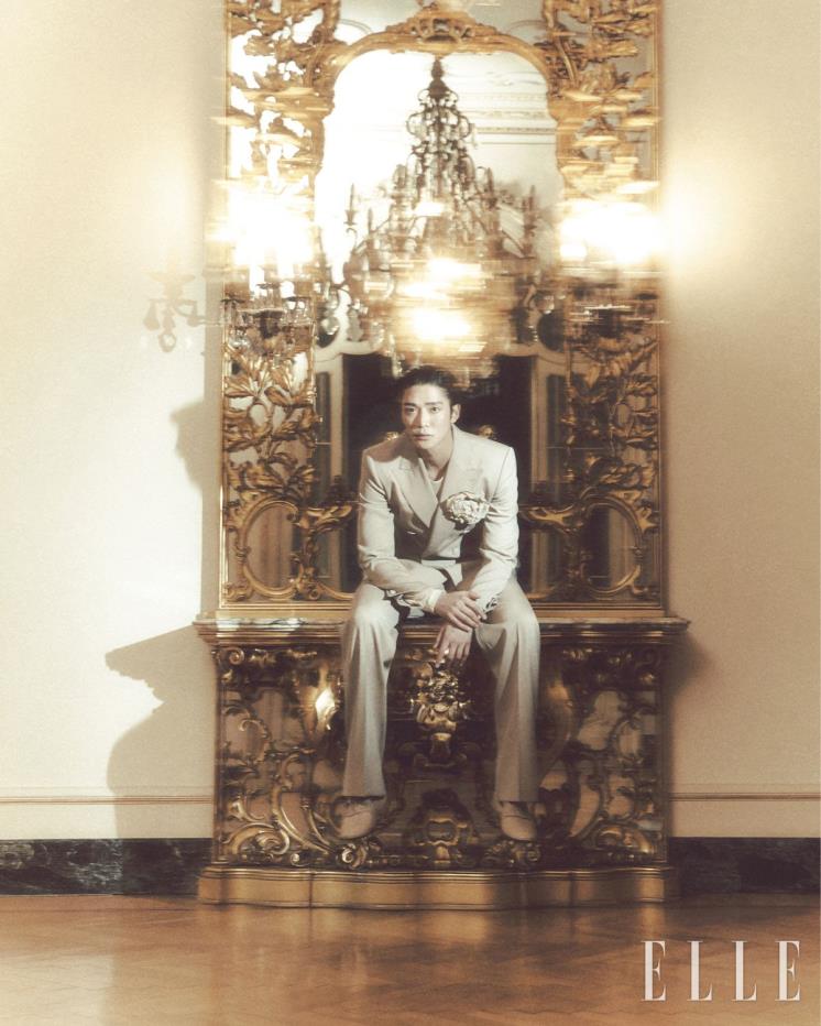수트 재킷과 수트 팬츠, 이너 웨어 톱, 플라워 브로치, 로퍼는 모두 Dolce & Gabbana.
