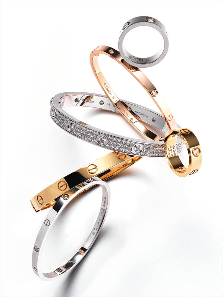 (위부터 차례로) 플래티넘 소재에 다이아몬드를 세팅한 반지는 5백90만원대, 기존 모델보다 얇은 두께로 선보인 다이아몬드 장식 핑크골드 브레이슬렛은 7백50만원대, 화이트골드에 다이아몬드를 전면에 감싼 브레이슬렛은 가격 미정, 옐로골드와 다이아몬드가 어우러진 반지는 4백30만원대, 클래식한 디자인의 골드 브레이슬렛은 7백80만원대, 기존 모델보다 얇은 두께로 선보인 다이아몬드 장식의 화이트골드 브레이슬렛은 8백만원대, 모두 Cartier. 