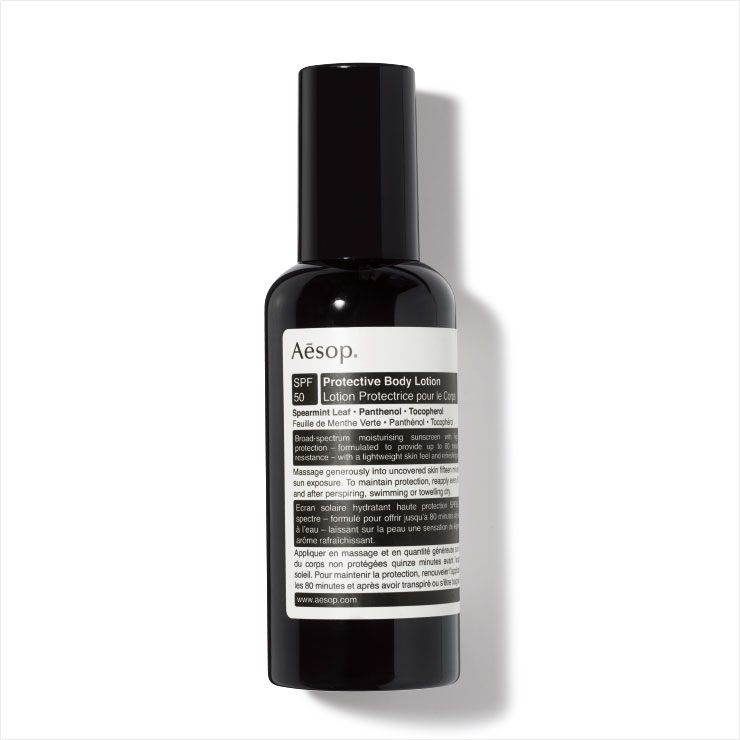 상큼한 아로마 향과 보송보송한 마무리감이 특징인 프로텍티브 바디 로션 SPF 50/PA+++, 4만7천원, Aesop.