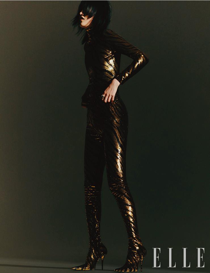 빛을 반사하는 골드 스팽글 톱은 가격 미정, 슈즈가 연결된 독창적인 디자인의 레깅스는 가격 미정, 앤티크 실버 링은 40만5천원, 모두 Balenciaga. 