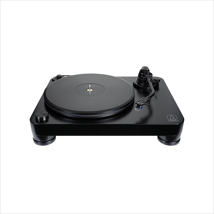 오디오테크니카 AT-LP7 수동 턴테이블. 대가족이 함께 모여 살 때 LP가 집 안 가득 쌓여 있던 걸 추억하며 클래식한 아이템으로 골랐다.
