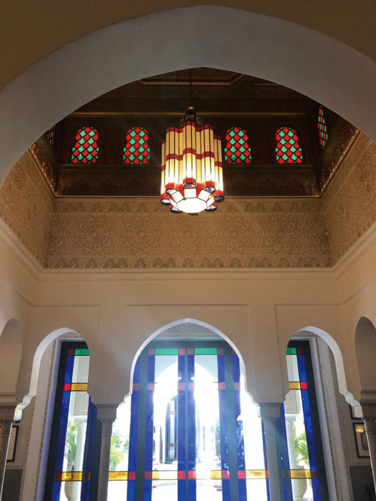 고풍스러운 스테인드글라스로 장식된 라 마무니아(La Mamounia) 호텔의 로비.