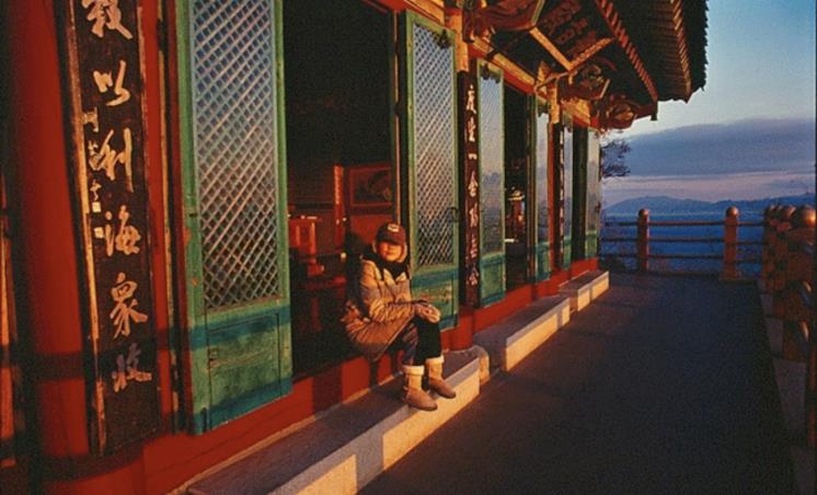 바다가 내려다보이는 여수 향일암.
