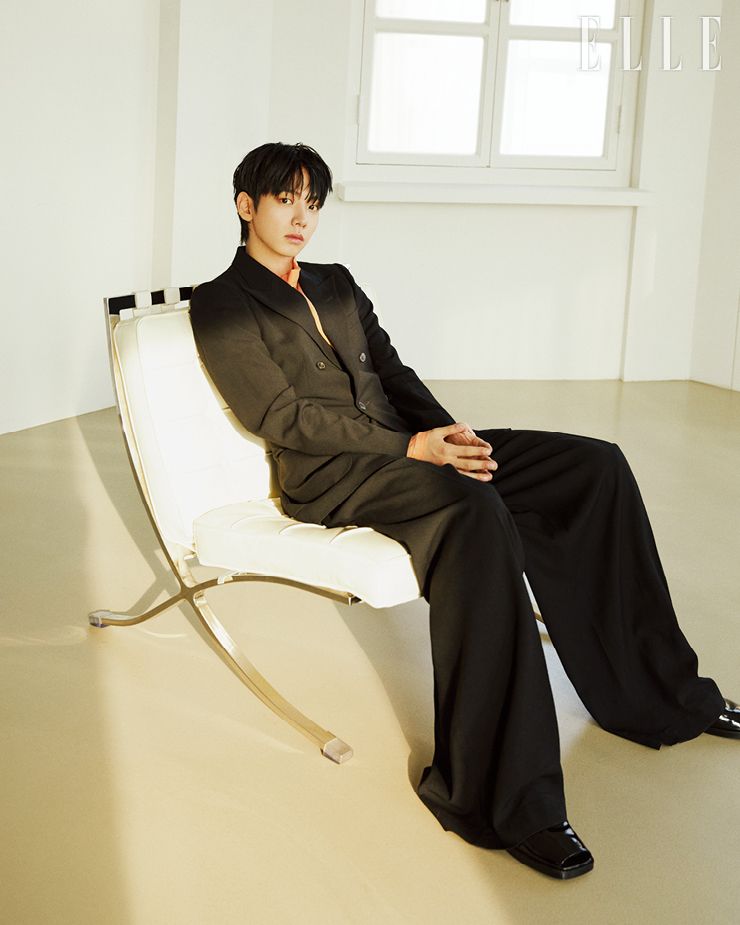 아우터웨어와  톱 ,  팬츠는  모두 Dries Van Noten.  슈즈는 Ferragamo.