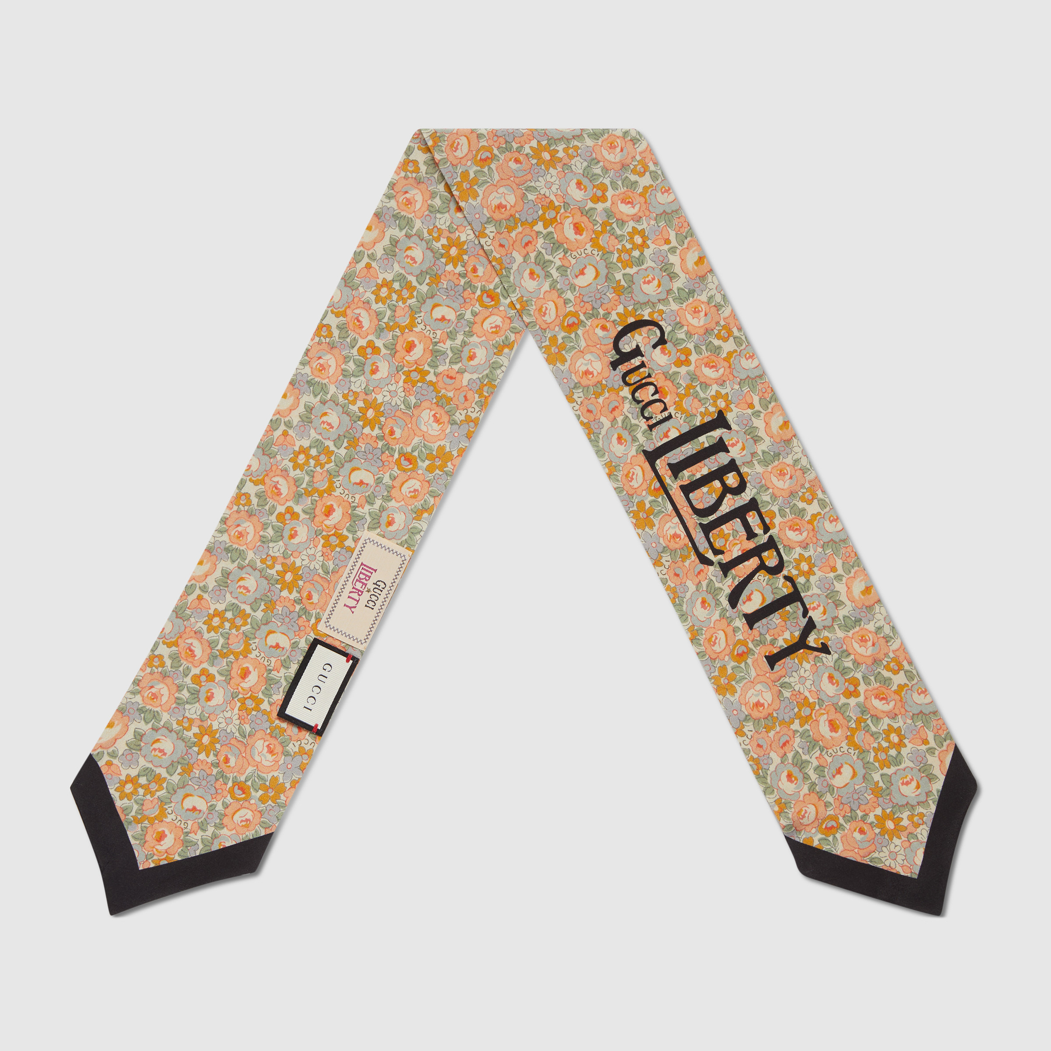 잔잔한 플로럴 패턴이 빈티지한 스카프는 25만원, Gucci.