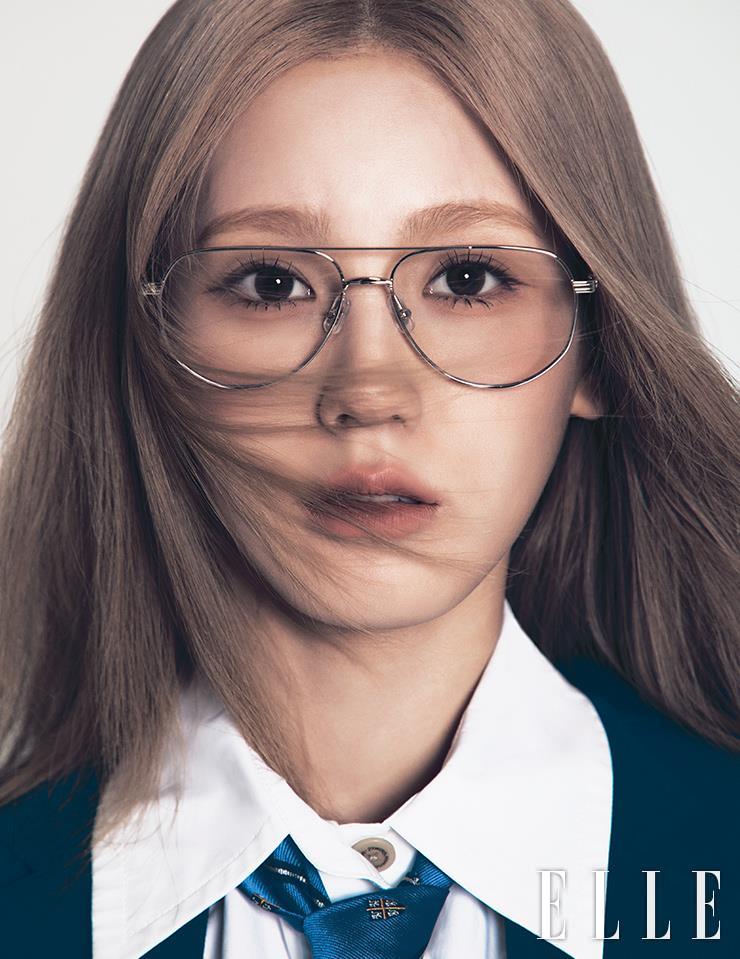 셔츠는 Vivienne Westwood, 넥타이는 Polo by Ralph Laruen, 재킷은 Lauren Ralph Lauren, 안경은 Gentle Monster.