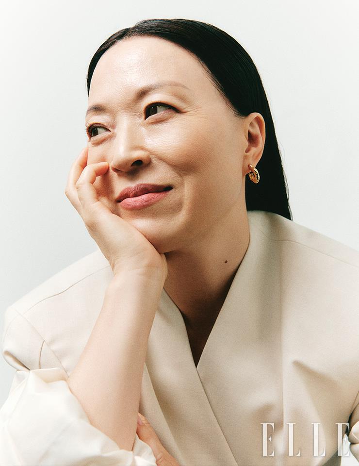 김미란이 입은 재킷은 Dint. 이어링은 Judy & Paul.