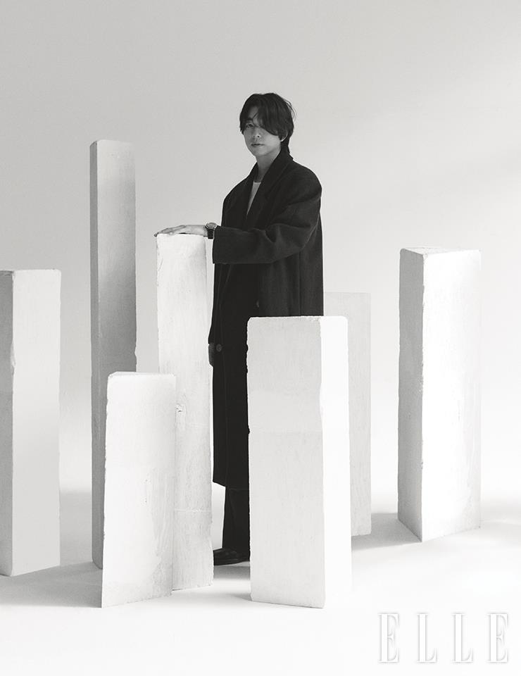 블랙 세라믹 케이스와 브레이슬렛, 12개의 다이아몬드가 인디케이터에 세팅된 블랙 래커 다이얼의 J12 워치 칼리버 12.1 다이아몬드 인디케이터 38mm는 Chanel Watches.