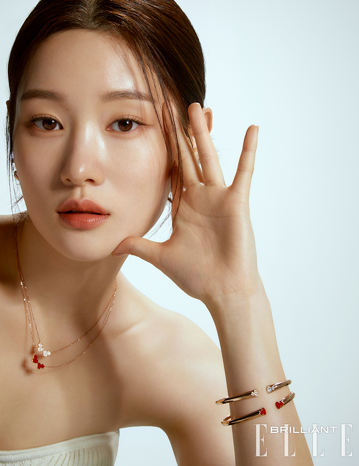붉은 하이세람을 세팅한 ‘울루 에코’ 이어링, 다이아몬드를 세팅한 ‘울루 에코’ 네크리스, 붉은 하이세람을 세팅한 ‘울루 에코’ 네크리스, 왼팔 위부터 다이아몬드를 세팅한 ‘울루 에코’ 뱅글, 붉은 하이세람을 세팅한 ‘울루 에코’ 뱅글은 모두 QEELIN.