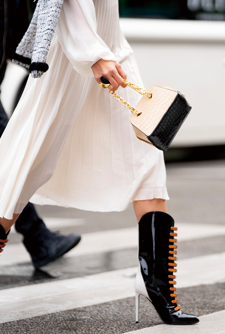 투 톤 액세서리를 선택할 때는 전체 룩의 컬러를 단순하게 구성하는 것이 좋다.