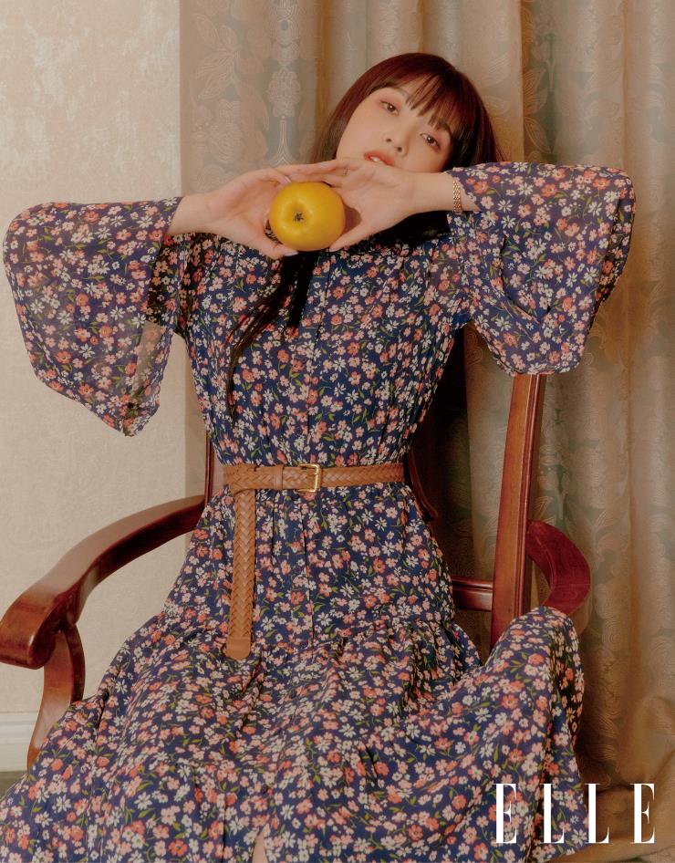 플라운스 슬리브 드레스는 35만원, 링크 스태킹 반지는 14만원, 머써 링크 반지는 14만원, 슈즈는 27만원 모두 Michael Kors.