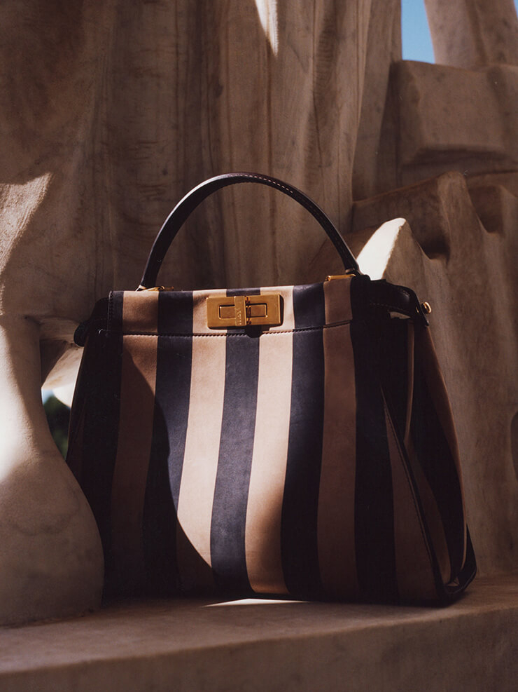 그래픽적인 스트라이프 패턴이 가미된 피카부 백. 