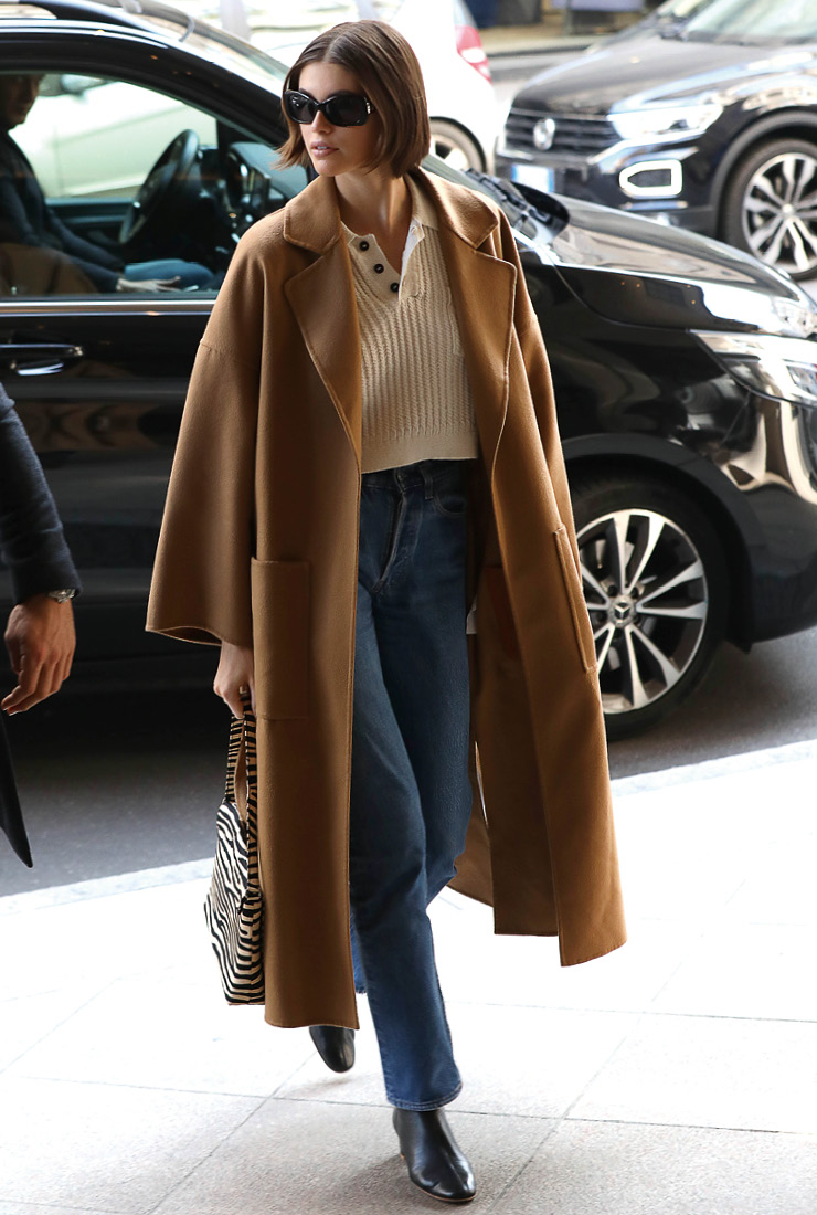  캐주얼한 룩도 카이아처럼 캐멀 코트를 걸치면 드라마틱한 룩이 완성된다. 