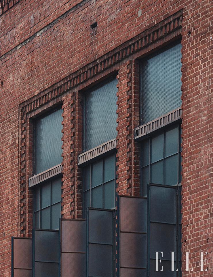 원형을 보존한 후면의 창은 수직으로 긴 형태의 격자창이다.