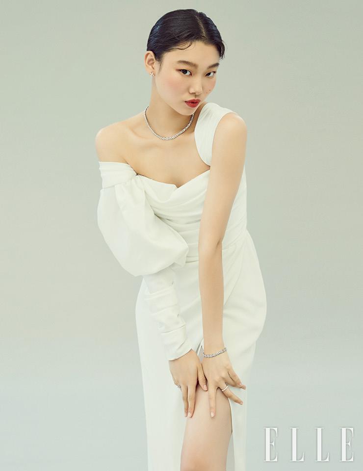 밤하늘의 별을 모티프로 한 티파니 빅토리아 이어링과 티파니 빅토리아 얼터네이팅 그레듀에이티드 네크리스와 브레이슬렛, 오른손의 빅토리아 바인 링, 왼손의 티파니 임브레이스 밴드 링은 가격 미정, 모두 Tiffany & Co. 비대칭으로 소매를 연출한 드레스는 Alon Livne White by Heritique New York. 