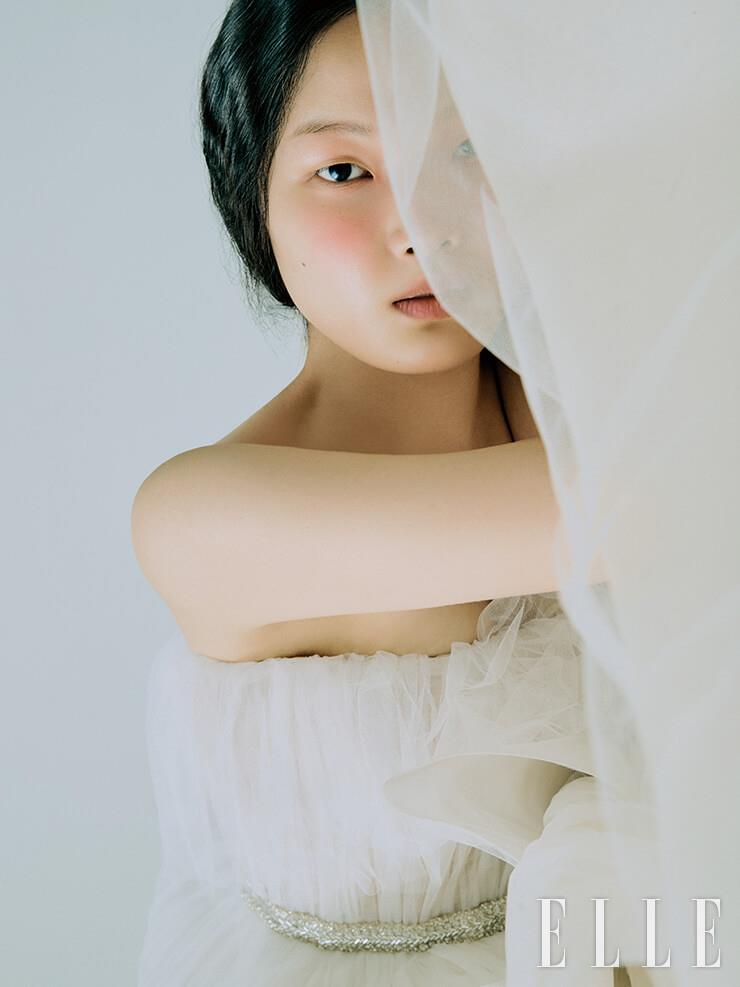 볼륨감 있는 튜브 톱 드레스는 Georges Hobeika by My Daughter’s Wedding.