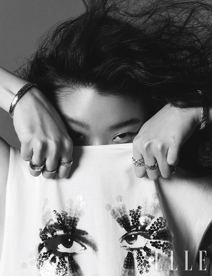 오른손 검지에 낀 31개의 라운드 컷 다이아몬드를 세팅한 코코 크러쉬 스몰 링, 중지에 낀 코코 크러쉬 미니 링, 약지에 낀 코코 크러쉬 라지 링, 왼손 검지에 낀 31개의 라운드 컷 다이아몬드를 세팅한 코코 크러쉬 스몰 링, 레이어드한 코코 크러쉬 미니 링, 중지에 낀 퀼팅 모티프의 코코 크러쉬 스몰 링, 화이트골드의 코코 크러쉬 브레이슬렛. 퀼팅 모티프의 코코 크러쉬 브레이슬렛은 모두 Chanel Fine Jewelry.