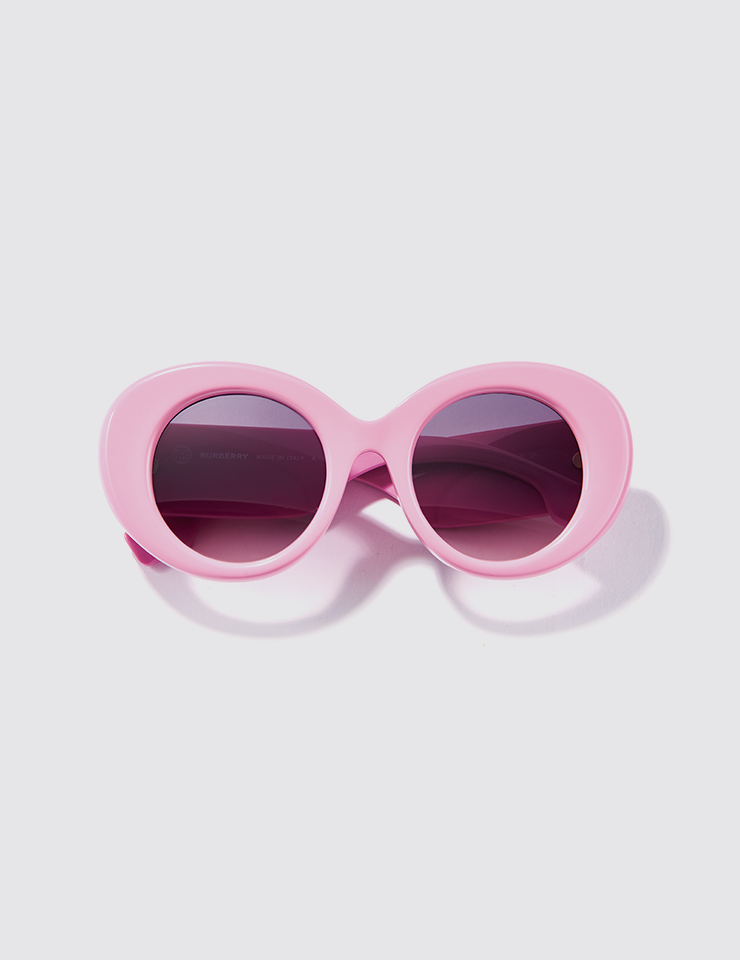 핑크 프레임의 선글라스는 36만5천원, Burberry by EssilorLuxottica.