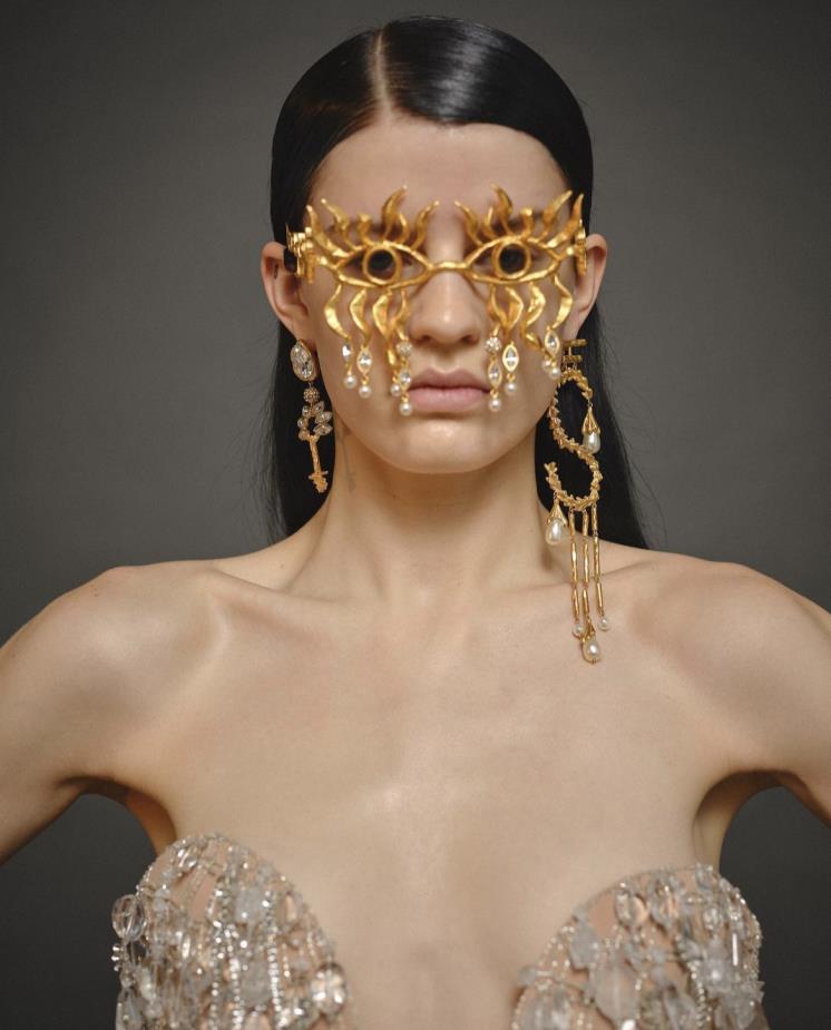 트롱푀유와 리얼리즘을 기반으로 한 스키아파렐리의 지난 컬렉션. (@schiaparelli)