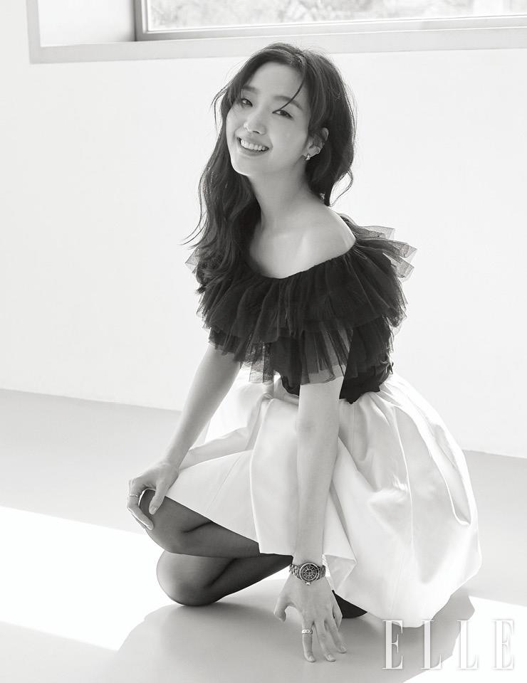  초정밀 쿼츠 무브먼트의 12개 다이아몬드 인디케이터가 세팅된 블랙 J12 워치, 왼손 두 번째 손가락의 18K 코코 크러쉬 스몰 사이즈 링, 오른손 두 번째 손가락의 18K 코코 크러쉬 미니 사이즈 링, 커프처럼 연출한 퀄팅 모티프의 코코 크러쉬 이어링, 볼드한 옐로골드 코코 크러쉬 이어링은 모두 Chanel Watches & Fine Jewelry.