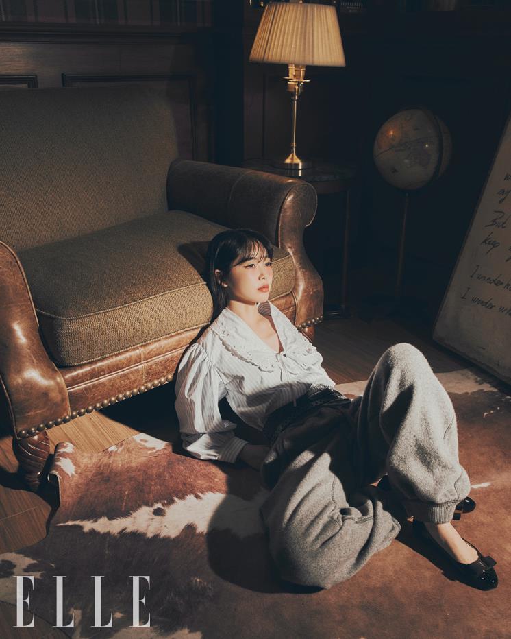 블라우스와 스웻 팬츠는 모두 Miumiu. 플랫 슈즈는 Salvatore Ferragamo.