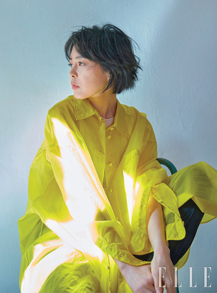 화이트 톱은 Emporio Armani. 옐로 롱 셔츠는 Maison Margiela. 블랙 조거 팬츠는 Juun. J.