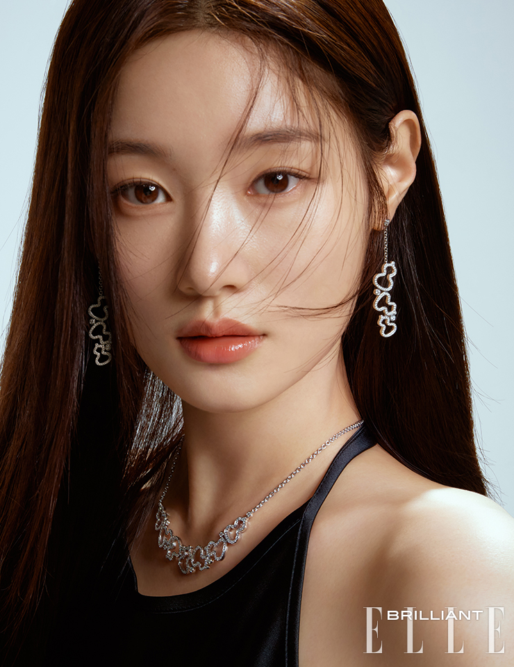 다이아몬드를 세팅한 ‘울루’ 이어링과 네크리스는 모두 QEELIN. 홀터넥 드레스는 OVERDUE FLAIR.