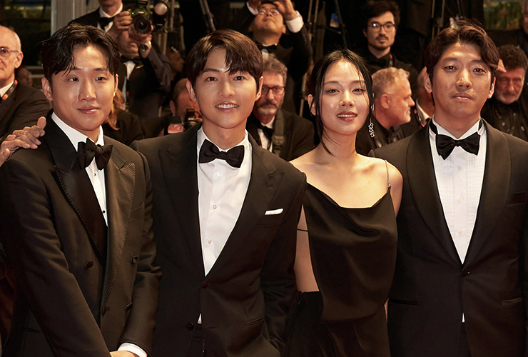 레드 카펫에 올라선 <화란>의 주인공들. 배우 홍사빈과 송중기, 김형서(비비) 그리고 김창훈 감독.