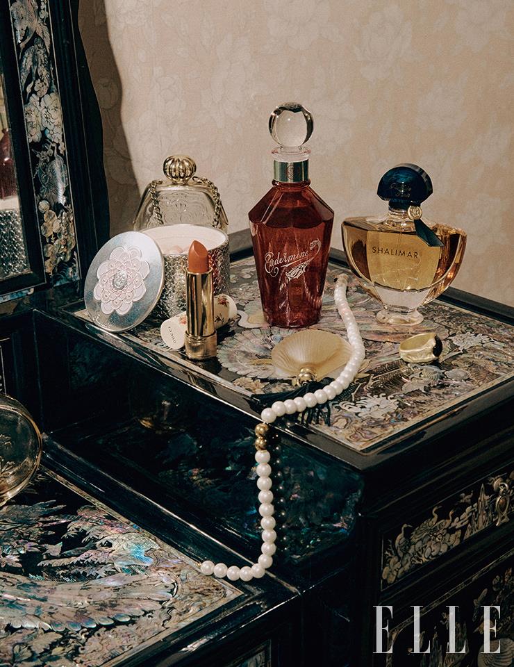 (왼쪽부터) 자개 화장대 위에 올린 은빛 구슬 파우더는 메테오리트 라이트 리빌링 펄 오브 파우더, 03, Guerlain. 꽃무늬 패키지가 포인트인 레드 립스틱은 루즈 아 레브르 브왈, 25 골디 레드, Gucci Beauty. 붉은 보틀의 150주년 리미티드 에디션에 담긴 오이데루민 리바이탈라이징 에센스는 Shiseido. 바닐라와 붓꽃, 통카 빈이 만나 관능적 향기를 자아내는 샬리마 오 드 퍼퓸은 Guerlain. 화장품과 함께 세팅한 반지와 목걸이는 모두 스타일리스트 소장품. 빈티지 향수 소품은 모두 Bigsleep.