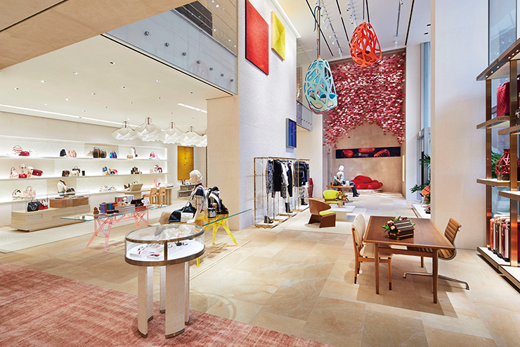 피터 마리노는 건물 외관에서 느낄 수 있는 넘실대는 에너지를 강조하는 방식으로 내부 공간을 설계했다. 