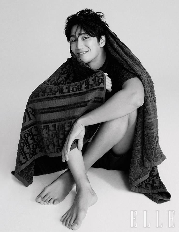 반팔 티셔츠와 스윔 팬츠, 배스 타월은 모두 Dior Men.