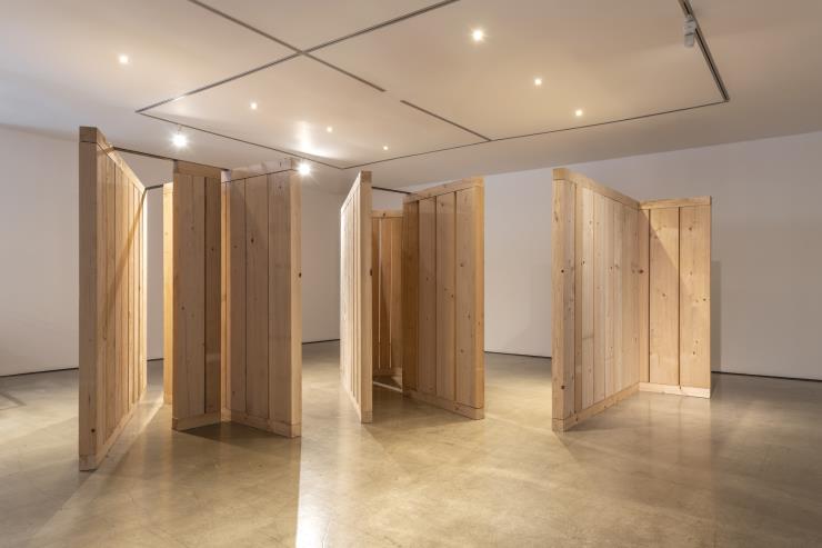 <Untitled (ART)>, 1986(2021년 재제작), 나무판, 철판, 가변크기 