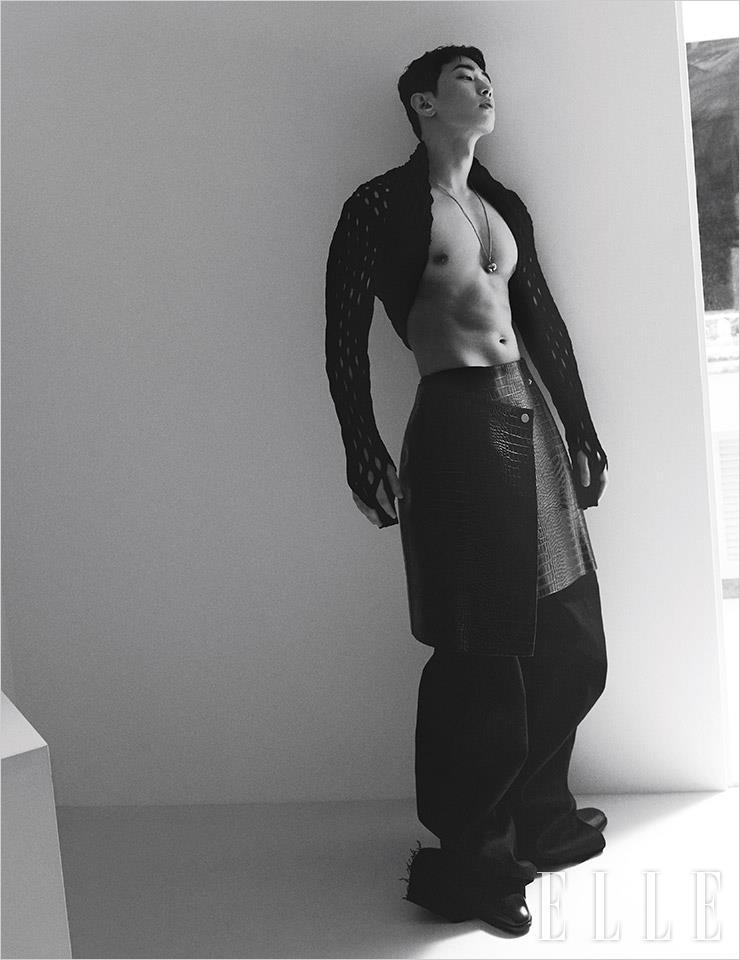 네트 풀오버 니트는 Valentino. 와이드 팬츠는 Rick Owens. 네크리스는 Loewe. 레더 스커트와 부츠는 모두 스타일리스트 소장품. 