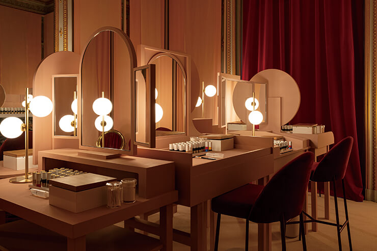 메이크업 아티스트들과 함께 루즈 에르메스의 다양한 컬러를 테스트해 볼 수 있었던 존.