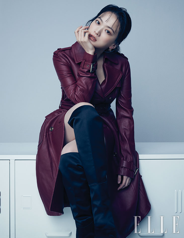 레더 트렌치코트는 Michael Kors. 사이하이 부츠는 Stuart Weitzman. 이어링은 Bottega Veneta.