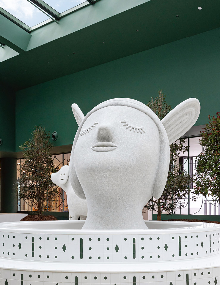 ‘하이메 아욘 가든’에는 눈을 감은 사람의 얼굴 조각 분수대 외에도 상상 속 동물 조각 작품이 정원과 어우러진다.