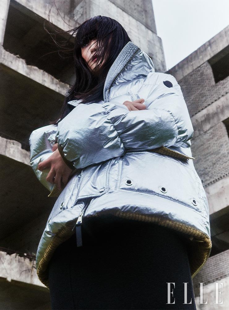 메탈릭한 실버 컬러 패딩 아우터웨어와 울 스커트는 모두 2 Moncler 1952.
