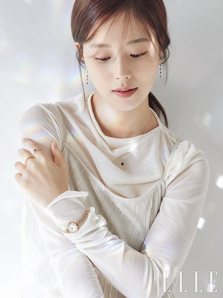 화이트 톱은 Cos, 플리츠 드레스는 Leha.